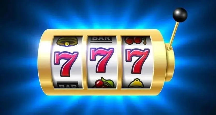 Bingo Card ဖြင့် ကစားသူများ နံပါတ်စစ်ဆေးနေသည့် မြင်ကွင်း